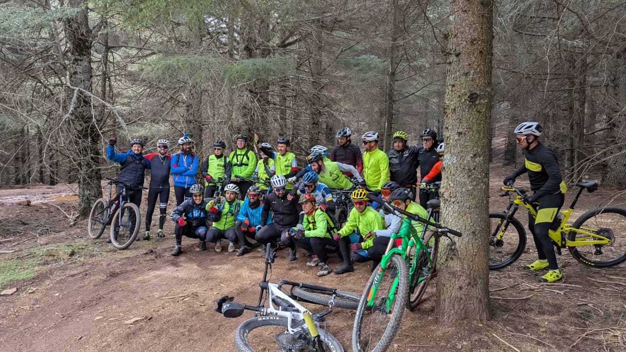 Groupe en randonnée e‑bike au Maroc, sentier forestier